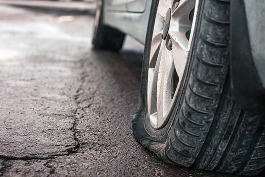 A definite guide to fix a punctured car tyre